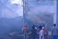 පලාතම දුමෙන් වසමින් දරුණු ගින්නක් - ගොඩනැගිල්ලක් සම්පූර්ණයෙන්ම දැවී අළු වේ