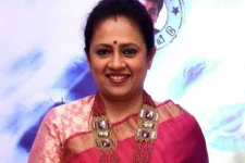 அடடே இது எப்போ? லட்சுமி ராமகிருஷ்ணனா இது? இதுவரை பார்த்திராத புகைப்படம்!