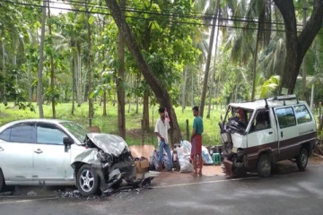புத்தளம் வீதியில் வானுடன் மோதிய மகிழுந்து - 8 பேர் படுகாயம் (படம்)
