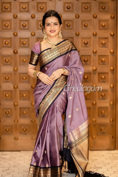 சீரியல் நடிகை தொகுப்பாளினி டிடிக்கு கொடுத்த பரிசு... யார் என்ன கொடுத்தாங்க தெரியுமா, செம போட்டோஸ் | Anchor Dd Latest Saree Attire Photos