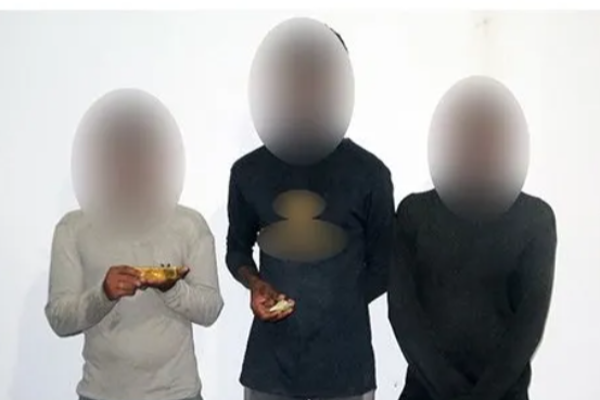470 கிராம் தங்கத்துடன் மூவர் கைது | Three Arrested With 470 Grams Of Gold