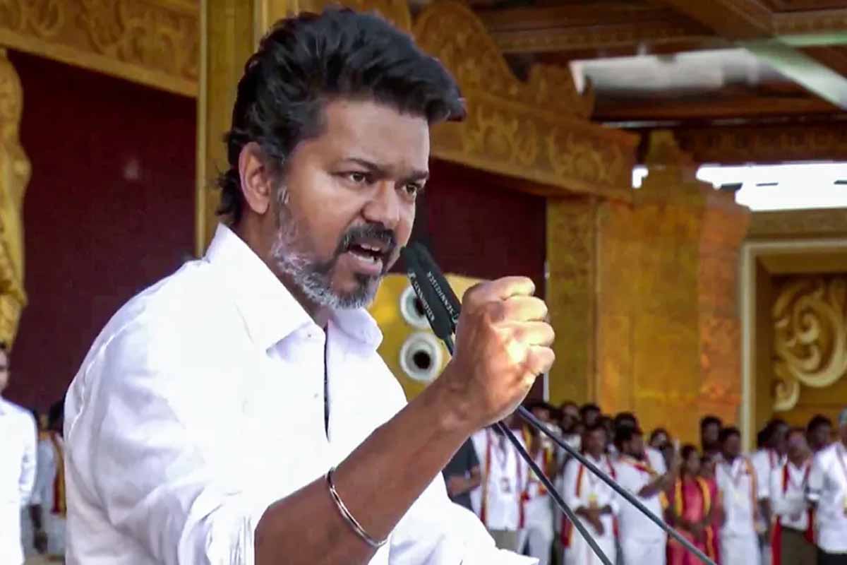விஜய் பையில் கத்தரிக்கோல்: விமான நிலையத்தில் தடுத்து நிறுத்தம் | Tvk Vijay Stopped In Chennai Airport