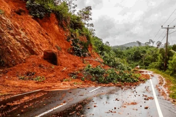 පැය 24ක හදිසි නියෝගයක් - දිස්ත්‍රික්ක 3කට නායයාමේ ඇම්බර් අනතුරු ඇඟවීම්