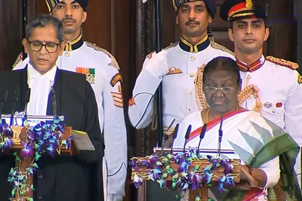இந்தியாவின் 15ஆவது ஜனாதிபதியானார் பழங்குடியின பெண்! | A Tribal Woman Became The 15Th President Of India