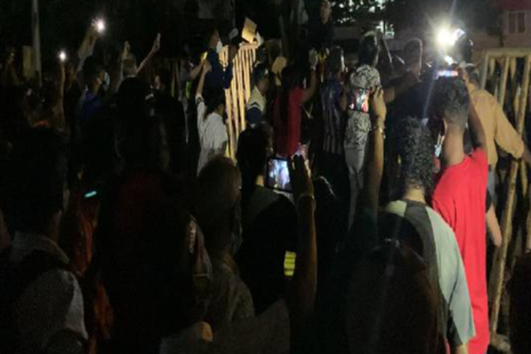 அலரி மாளிகையை முற்றுகையிட்ட மக்கள்: போராட்டத்தால் பெரும் பரபரப்பு | People Besieging Allari House Struggle