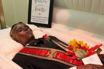 වසර 128ක් මල් ශාලාවක සිරව සිටි මිනිසා