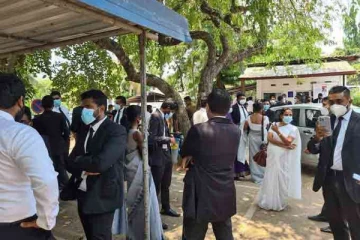 இலங்கை அரசாங்கத்திற்கு பேரடியாகும் 300 சட்டத்தரணிகள்!