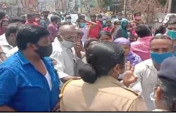 5 மாதமாக ரேஷன் அட்டை வழங்கதாதால் சாலை மறியல்