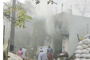 தீப்பற்றி முற்றாக எரிந்து நாசமாகிய பட்டாசுக் கடை...!