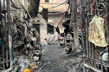 அடுக்குமாடி குடியிருப்பில் பற்றிய தீ..14 பேர் உடல் கருகி பலியான பரிதாபம்