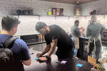 காஃபி ஷாப்பில் வேலைக்கு சேர்ந்தாரா ட்விட்டர் சிஇஓ ?  : வைரலாகும் புகைப்படங்கள்