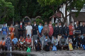 சட்டவிரோதமாக வெளிநாடு செல்ல முற்பட்ட 61 பேர் கைது (Photos)