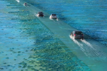 தினமும் 2 முறை நீருக்கடியில் மறையும் சாலை - அதிசயம் ஆனால் உண்மை!