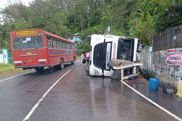 இன்று காலை இடம்பெற்ற விபத்து; வாளிகளில்  எரிபொருள் அள்ளும்  மக்கள்! | Overturned Bowser With 33000 Liters Of Fuel