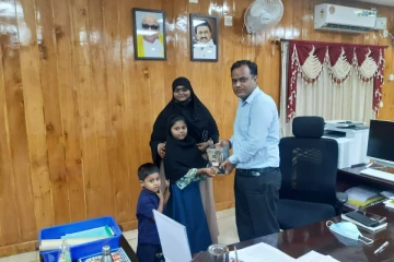 தனது சேமிப்பு பணத்தை இலங்கை மக்களுக்காக கையளித்த சிறுமி (Video)