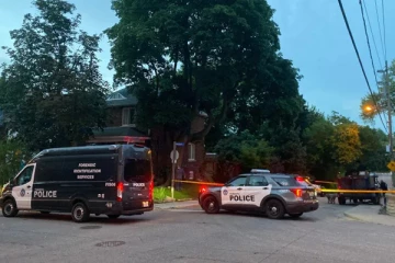 மின் கம்பியில் மோதி விபத்து: ஆபத்தான நிலையில் மூவர் மீட்பு