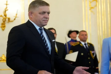 ஸ்லோவாக்கியா பிரதமர் உடல்நிலை கவலைக்கிடம்; ஐரோப்பா முழுவதும் அதிர்ச்சி!