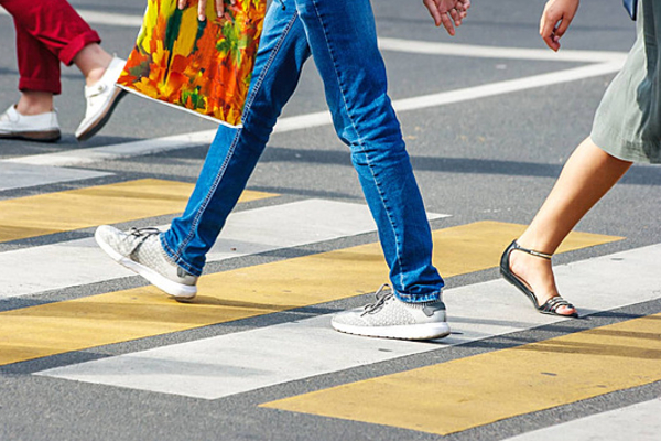 பாதசாரி கடவையில் சென்றவருக்கு எமனான வேன் | Pedestrian Crossing Accident Kills Person