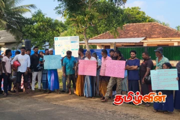 வெள்ள நிவாரண கொடுப்பனவில் பாரபட்சம்: வவுனியாவில் கவனயீர்ப்பு போராட்டம்