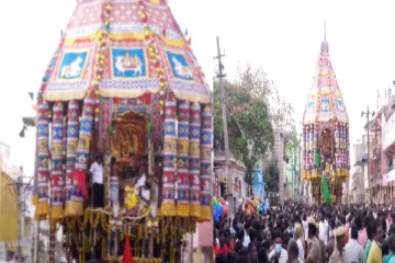 தஞ்சை பெரிய கோயில் சித்திரை தேரோட்டம் : ஆயிரக்கணக்கான பக்தர்கள் பங்கேற்பு