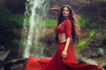 அருவி முன் சிவப்பு நிற மாடர்ன் உடையில் நடிகை மாளவிகா மோகனன் வெளியிட்ட போட்டோஸ்