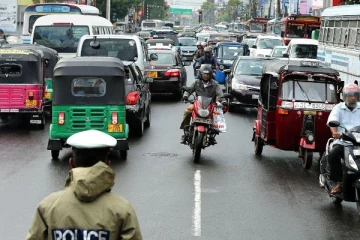 கொழும்பு-கண்டி பிரதான வீதியுடனான போக்குவரத்து  ஸ்தம்பிதம்!