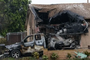 அமெரிக்க குடியிருப்பு பகுதியில் விழுந்து நொறுங்கிய விமானம் ; பலர் பலி