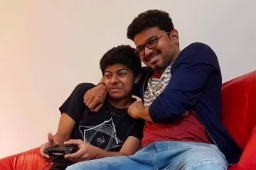 காருக்குள் பார்ட்டி பண்ணும் விஜய்யின் மகன்.. அதுவும் யாருடன் தெரியுமா