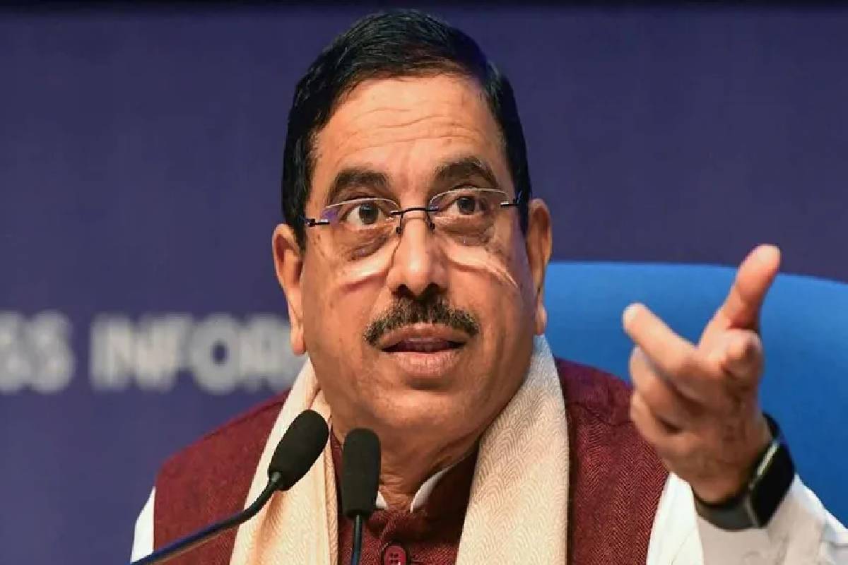 தர்மேந்திர பிரதான் ராஜினாமா: கல்வி அமைச்சகத்தின் கூடுதல் பொறுப்பு பிரகலாத் ஜோஷிக்கு | Prahlad Joshi Appointed Education Minister