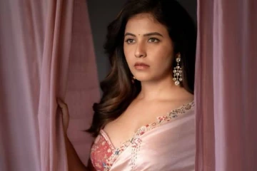 சேலையில் ரசிகர்களை மயக்கும் நடிகை அஞ்சலி!! புகைப்படங்கள் இதோ..