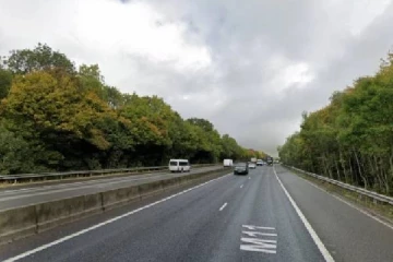 சொந்த மகனை நள்ளிரவில் சாலையோரத்தில் கைவிட்ட பெற்றோர்: பதறவைக்கும் சம்பவம்