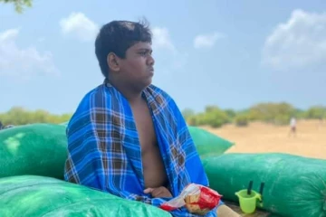 முள்ளிவாய்க்காலில் பாலச்சந்திரனின் நினைவுகளை மீட்ட சிறுவன்..!