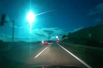 வானில் திடீரென பாய்ந்த விண்கல் - இரவை பகலாக்கிய அதிசயம்! வியக்க வைத்த காட்சி!