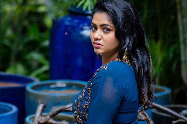இரவு பார்ட்டியில் ஆண் நண்பருடன் நெருக்கம்.. கடைசியில் அந்த விஷயத்தை இழந்த தமிழ் நடிகை | Shalu Shammu Lost Mobile Phone