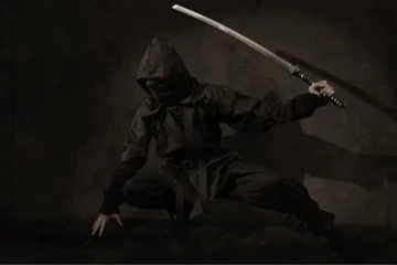 'நிஞ்ஜா' வேடமணிந்த கும்பல் மசாஜ் நிலையத்தில் கொள்ளை