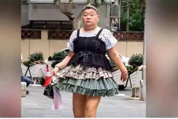 50 வயதில் கார்ட்டூன் உடைகளை மட்டுமே அணியும் விசித்திர பெண் - காரணம் என்ன?