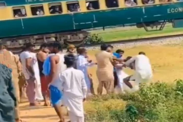 ரயிலில் சென்றவர்கள் மீது பைக் மூலம் தண்ணீரை அடித்து விளையாடிய இளைஞர்களுக்கு நேர்ந்த கதி!