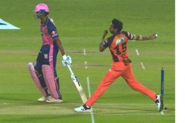 ஹைதராபாத் - ராஜஸ்தான் ஆட்டத்தின் முதல் ஓவரில் நடைபெற்ற எதிர்பாராத சம்பவம்