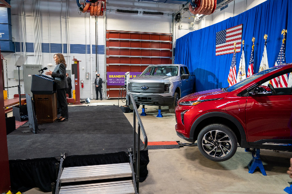 மின்சார வாகனம் சார்ஜிங் செயல் திட்டத்தை அரம்பித்து வைத்தார் அமெரிக்க துணை ஜனாதிபதி! | Electric Vehicle Charging Open Kamala Harris