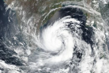 கரையைக் கடக்கத் தொடங்கியது காற்றழுத்த தாழ்வு மண்டலம்  : சென்னைக்கு ( Red Alert) கிடையாது