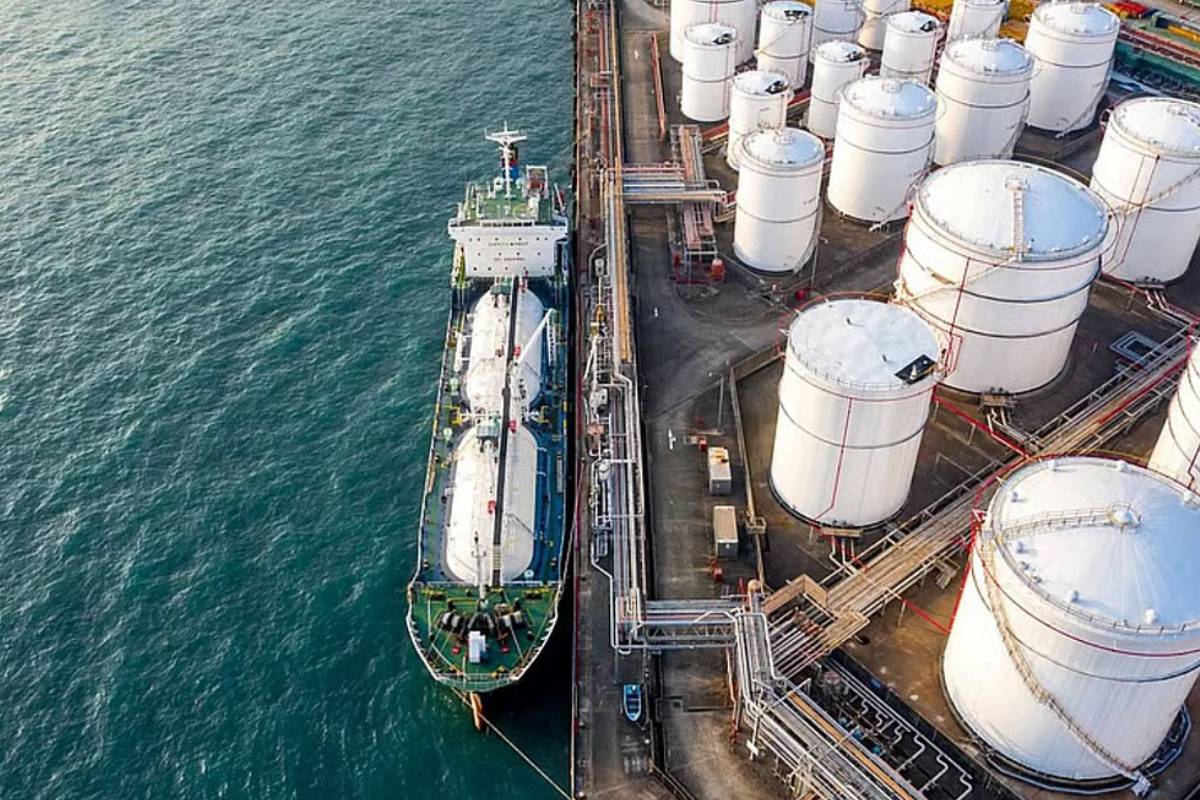 போருக்கு நடுவே... ஈரானுக்கு மிகப்பெரிய பொருளாதார உதவிக்கு வாய்ப்பளித்த ட்ரம்ப் | Trump Unlocks Precious Iranian Oil