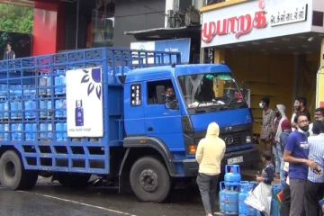 ගෑස් බෙදාගන්න බැරිව මිනිසුන් ඇන කොටා ගනියි..