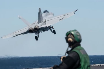 சொந்த போர் விமானத்தை தவறுதலாக சுட்டு வீழ்த்திய அமெரிக்கா!