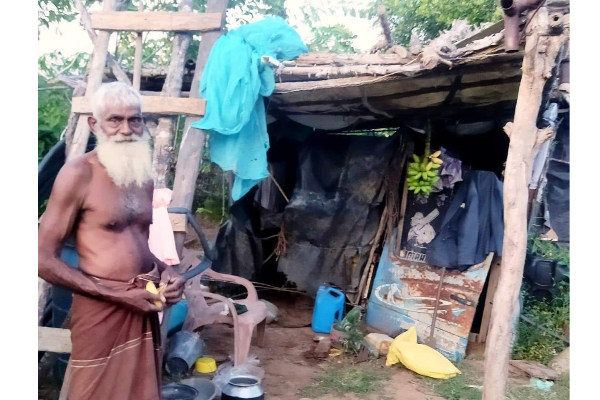 கிளிநொச்சியில் உள்ள ஒரு முதியவரின் அவல நிலை! | Kilinochchi Old Man Living Land Without Home