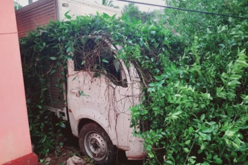 மட்டக்களப்பில் மதிலை உடைத்துக் கொண்டு உள்ளே பாய்ந்த லொறி