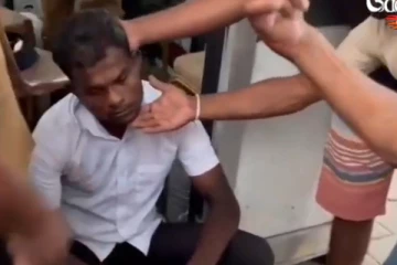 ගාලු මුවදොරදී පොලීසියට ජල බෝතල් වලින් පහර දුන් පුද්ගලයකු විරෝධතාකරුවන් අල්ලා ගෙන සිදු කල දේ - එම අවස්ථාවේ දර්ශන..(VIDEO)