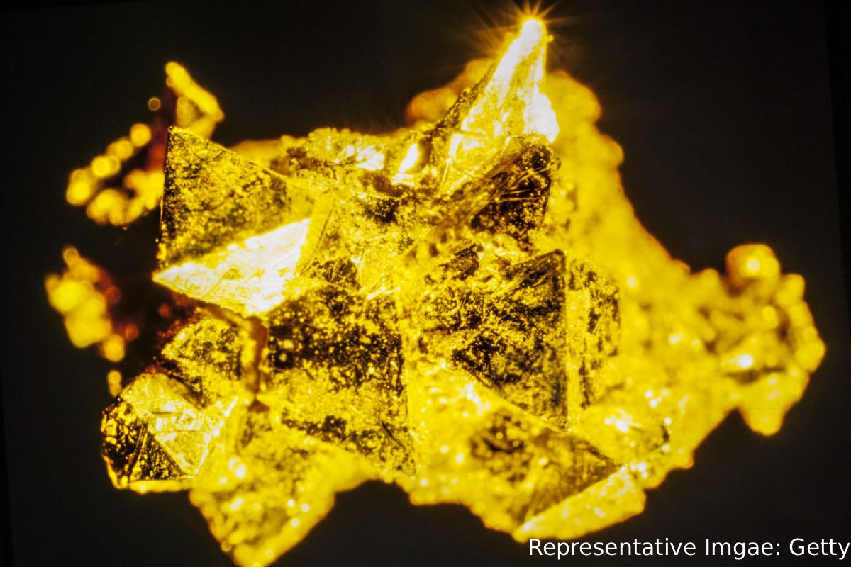 Gold hydride discovery 2026, Gold reactive metal experiment, Superionic hydrogen in gold, Diamond anvil cell research, Jupiter metallic hydrogen study, Fusion fuel hydrogen models, Exotic high-pressure compounds #GoldHydride #ScienceNews #ReactiveGold #PlanetaryScience #FusionResearch #HighPressureChemistry #HydrogenDiscovery