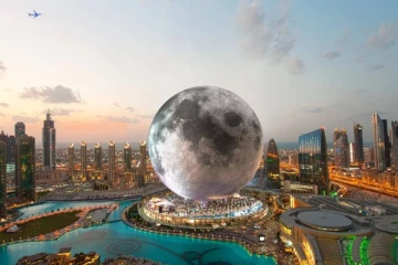 கனடா  நிறுவனத்தின் கைவண்ணம்;  நிலவு வடிவில் அல்ட்ரா சொகுசு விடுதி