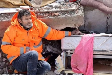 மொத்தமாக புரட்டிப்போட்ட நிலநடுக்கம்... இடிபாடுகளில் சிக்கி புதைந்த மகளின் கைகளை கோர்த்த நிலையில் தந்தை