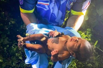 உடல் முழுவதும் புழுக்கள், பூச்சிகள் ஊர்ந்து... தூக்கி வீசப்பட்ட பச்சிளம் குழந்தை